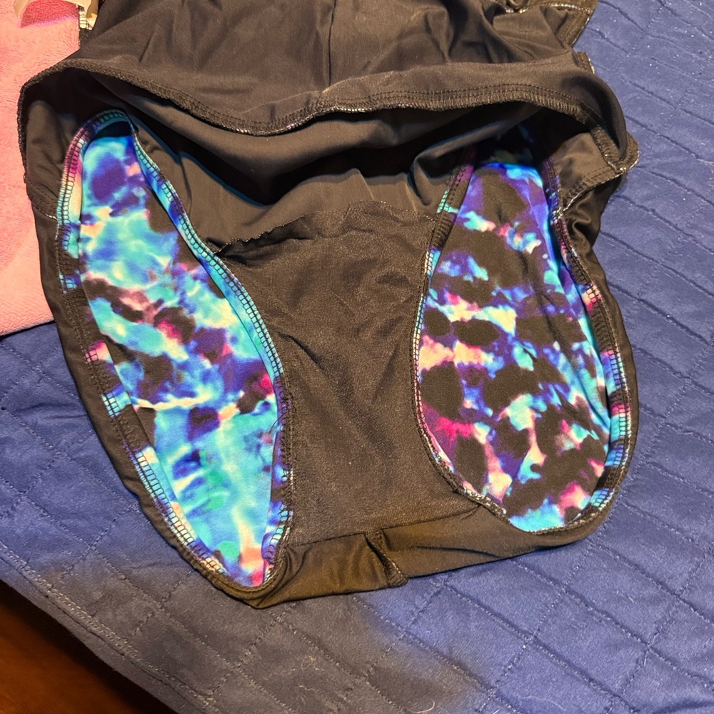 Beautiful Keyhole Magic suit by Miraclesuit sz8. - Picture 6 of 6